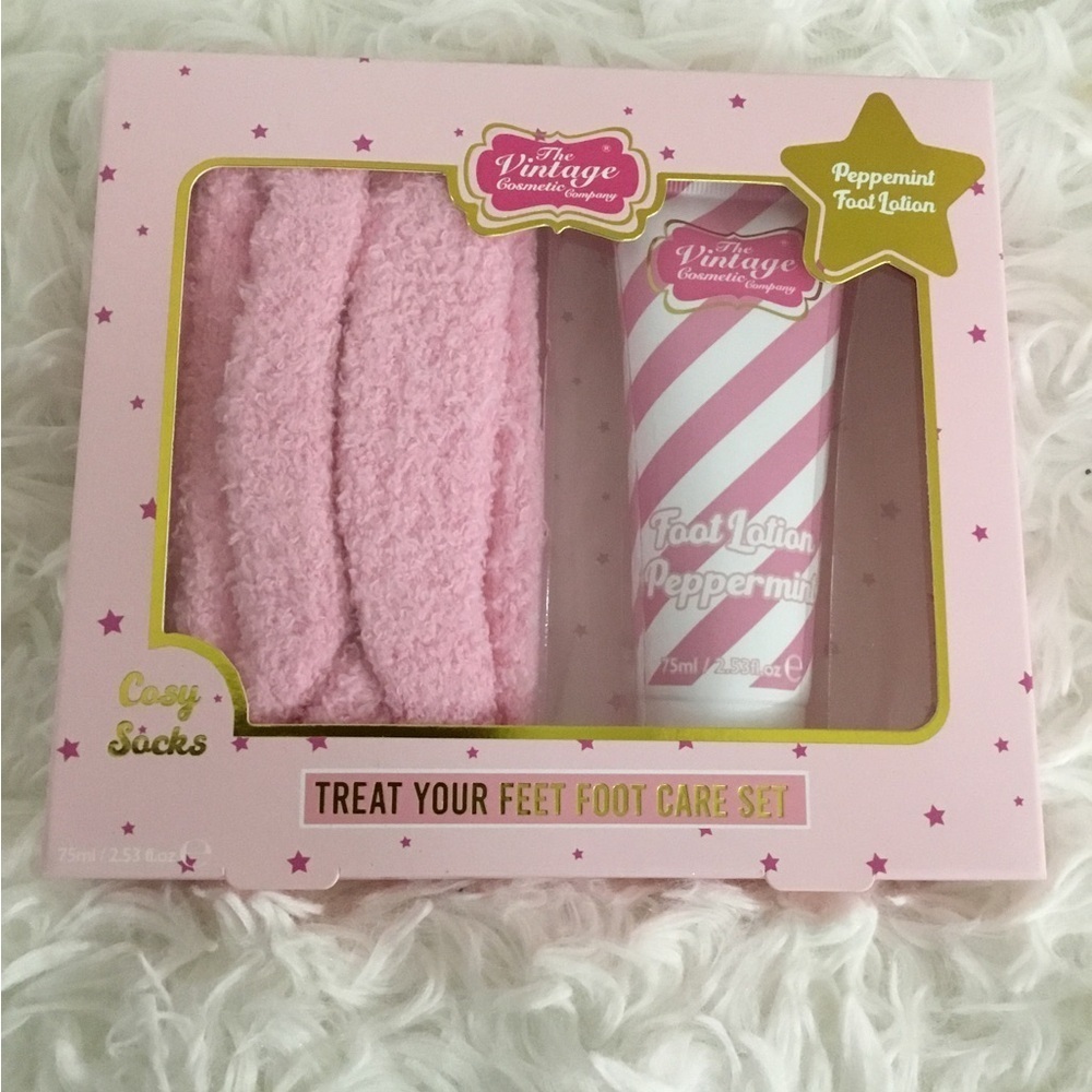The Vintage Cosmetic Company foot care set lotion and. Socks